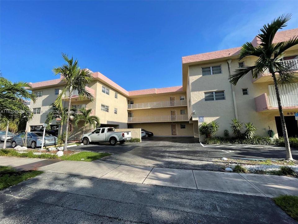 For Sale: $329,000 (2 beds, 2 baths, 847 Square Feet)