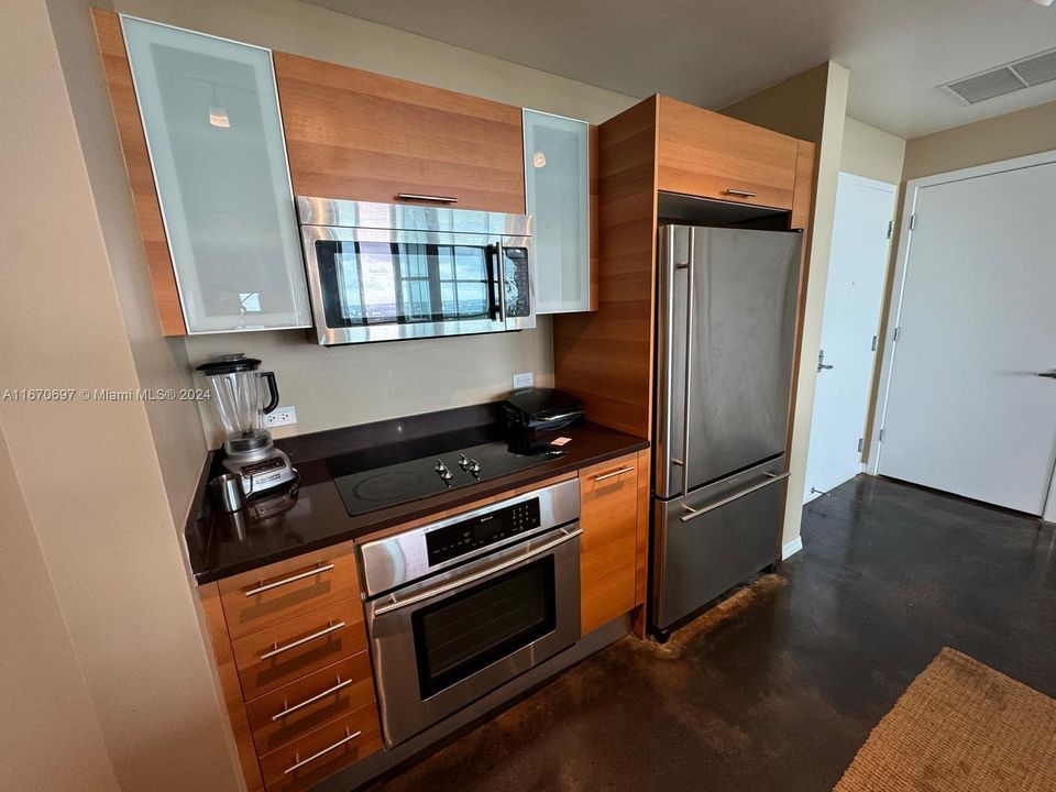 For Rent: $2,990 (0 beds, 1 baths, 655 Square Feet)