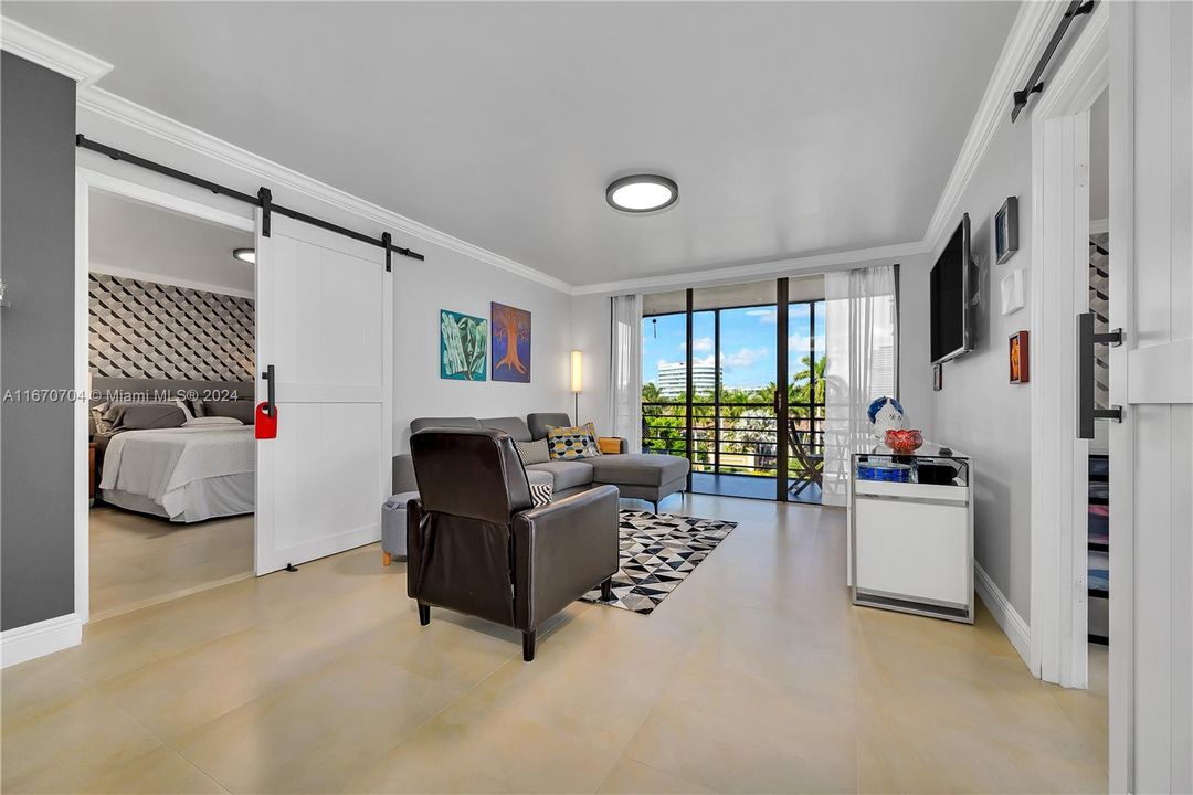 For Sale: $350,000 (2 beds, 2 baths, 994 Square Feet)