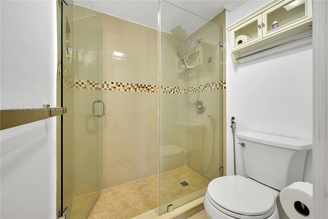 For Sale: $350,000 (2 beds, 2 baths, 994 Square Feet)