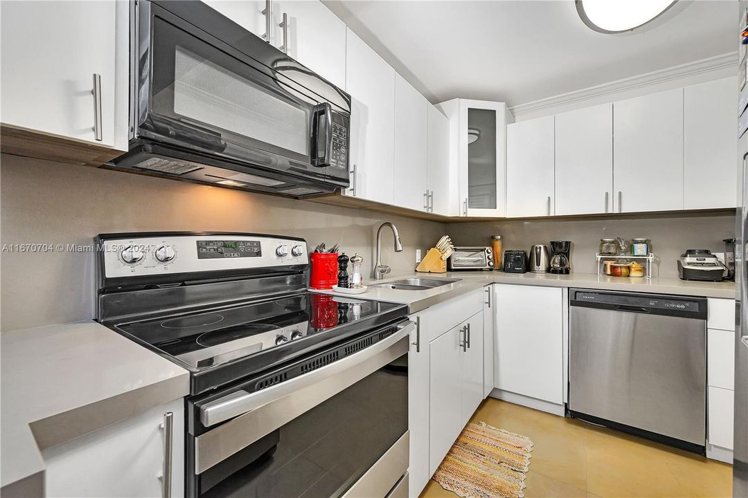 For Sale: $350,000 (2 beds, 2 baths, 994 Square Feet)