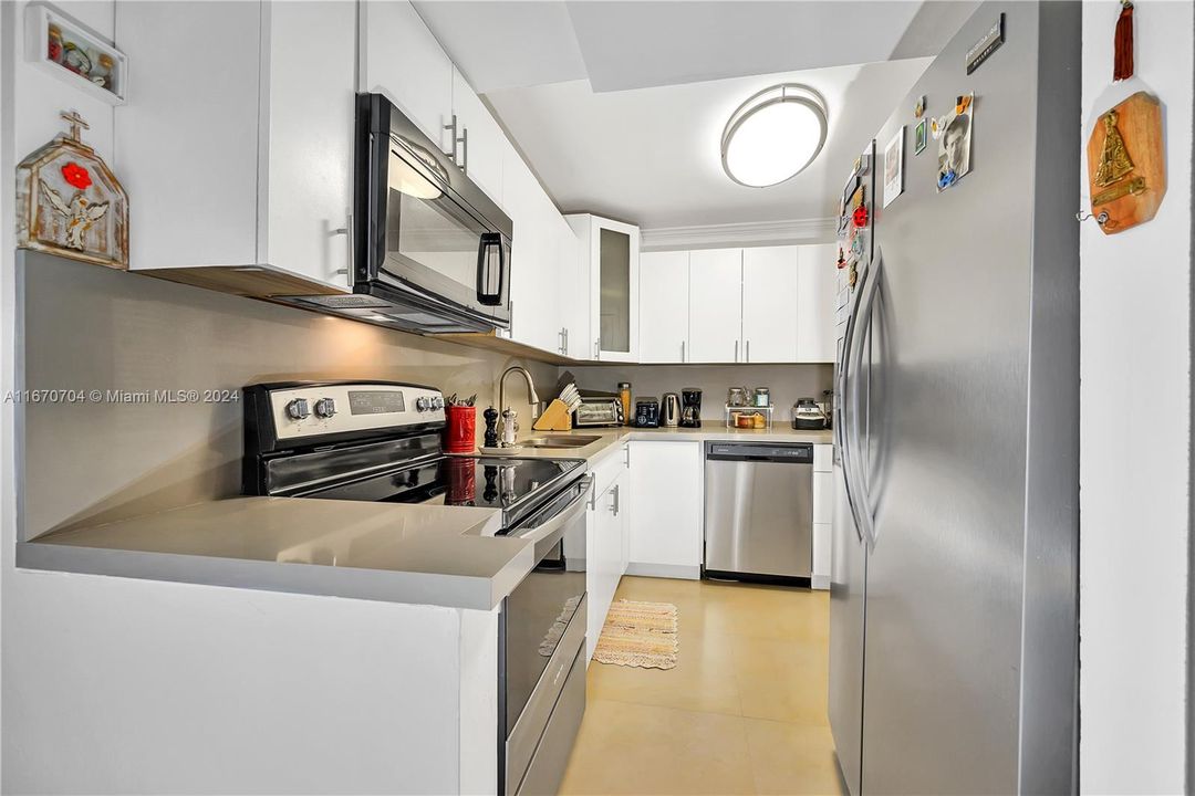 For Sale: $350,000 (2 beds, 2 baths, 994 Square Feet)