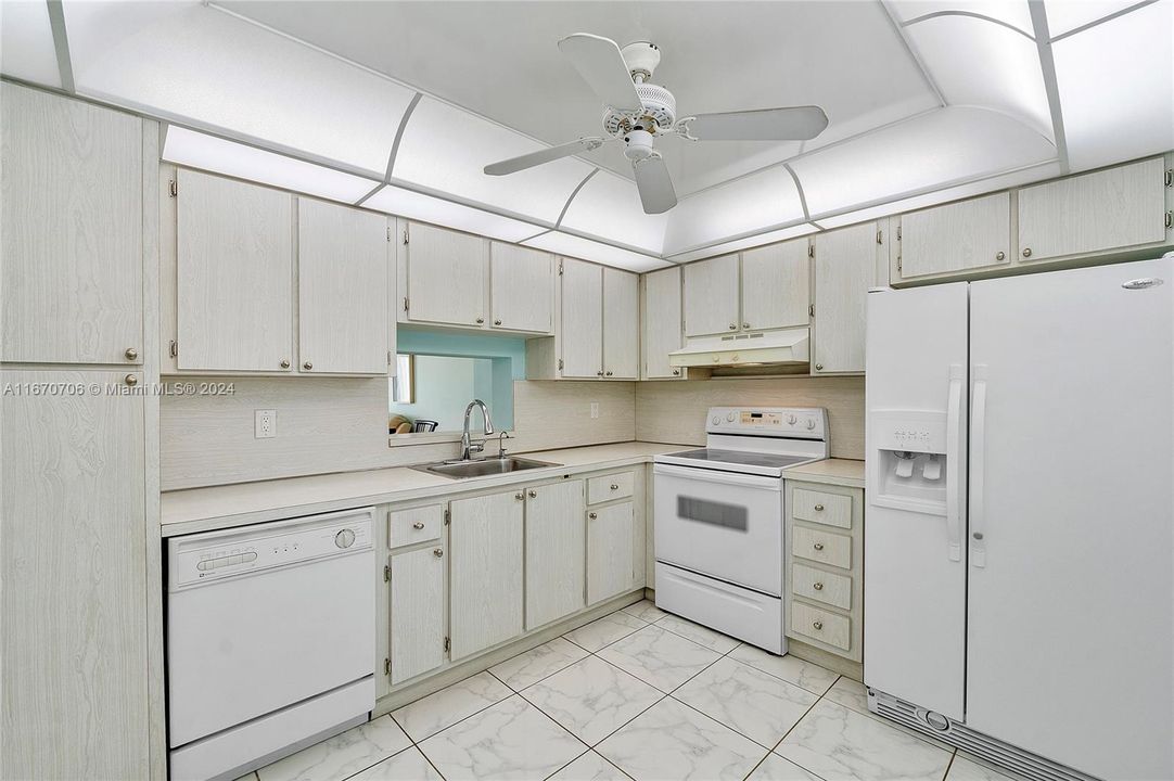 For Sale: $240,000 (2 beds, 2 baths, 1190 Square Feet)