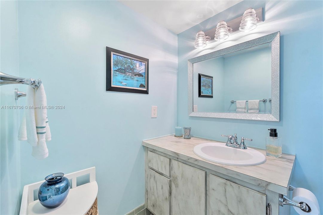 For Sale: $240,000 (2 beds, 2 baths, 1190 Square Feet)