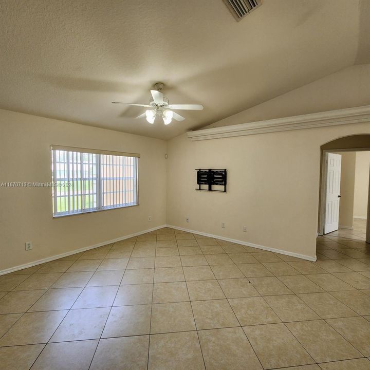 For Rent: $2,550 (4 beds, 2 baths, 1701 Square Feet)