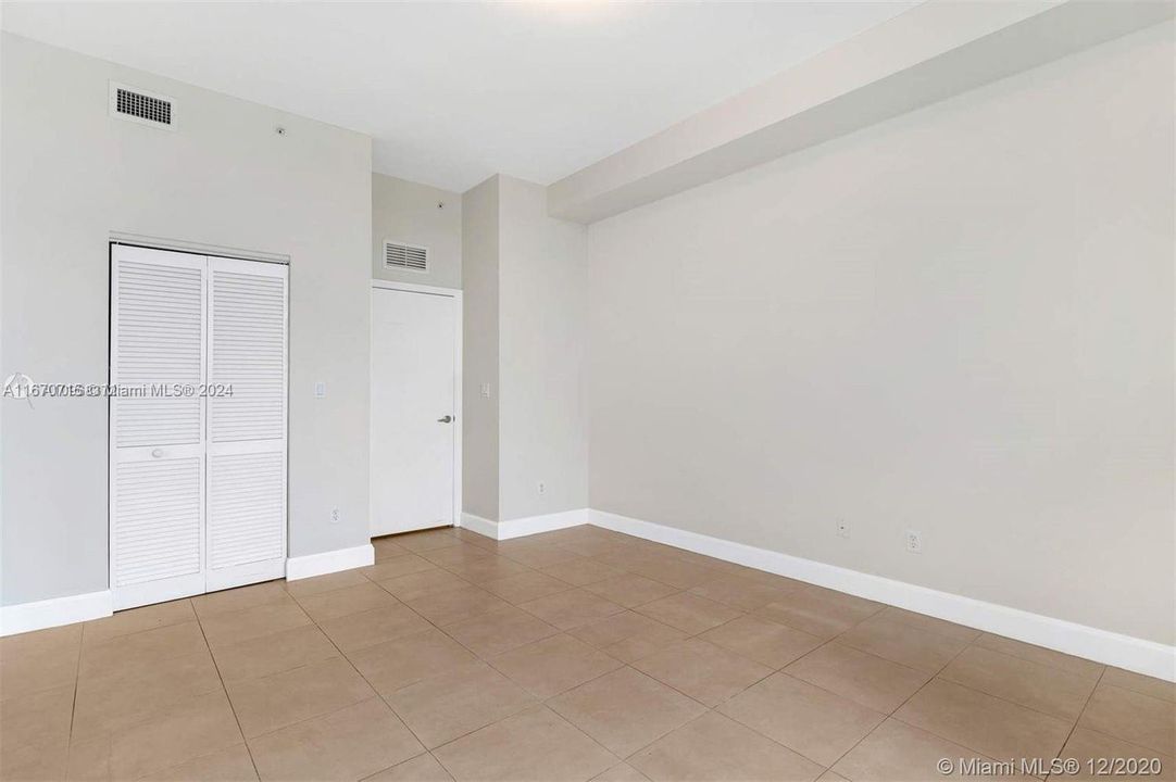 Active With Contract: $2,700 (1 beds, 1 baths, 694 Square Feet)