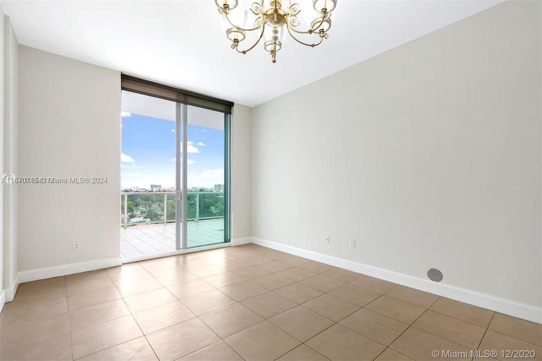 Active With Contract: $2,700 (1 beds, 1 baths, 694 Square Feet)