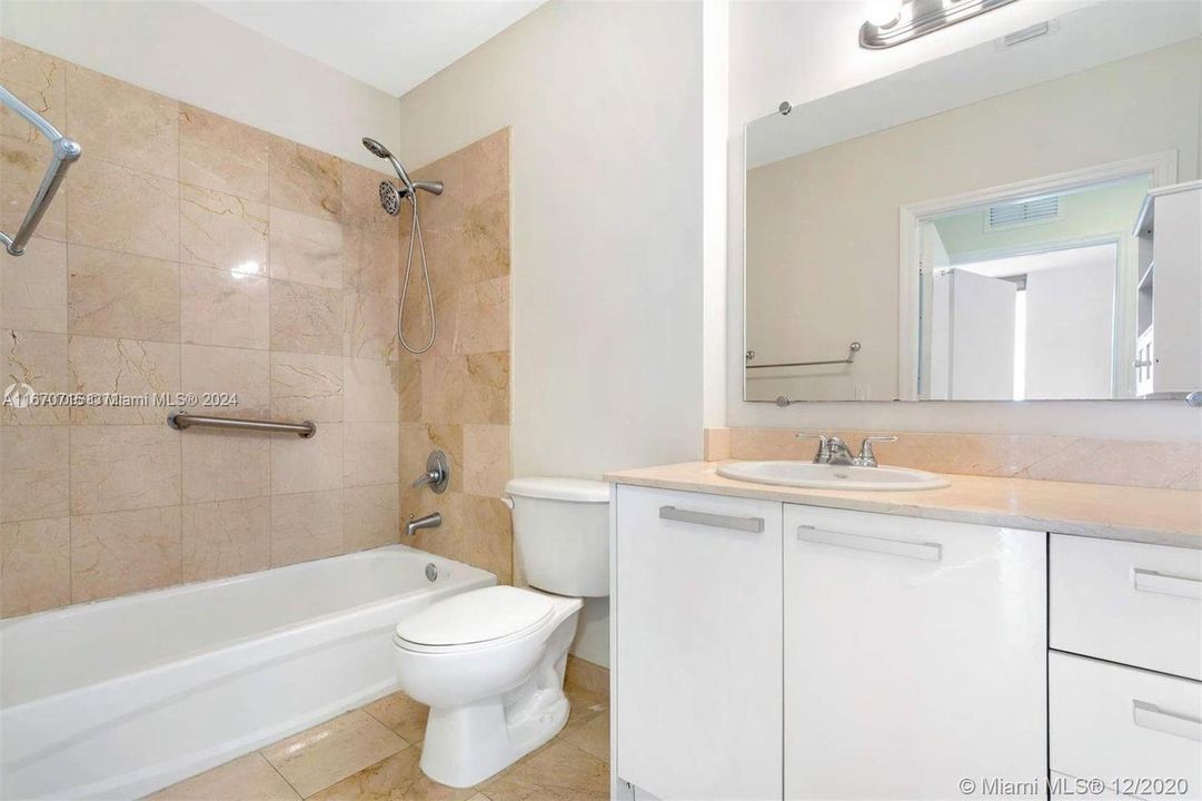 Active With Contract: $2,700 (1 beds, 1 baths, 694 Square Feet)