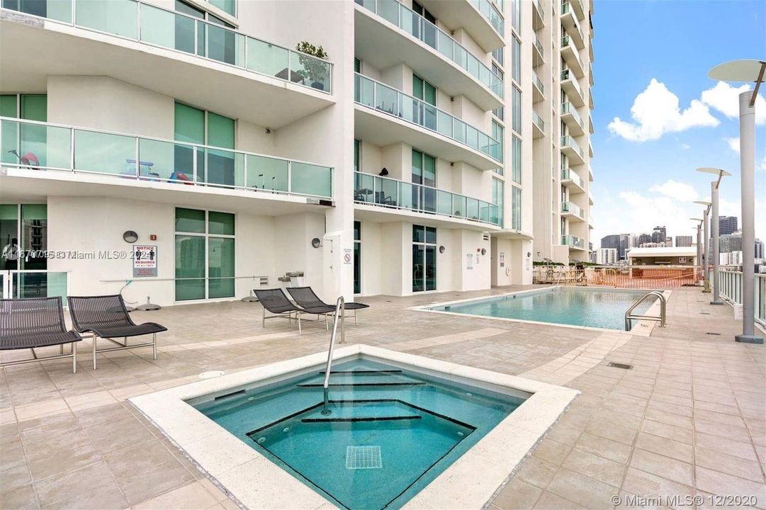 Active With Contract: $2,700 (1 beds, 1 baths, 694 Square Feet)