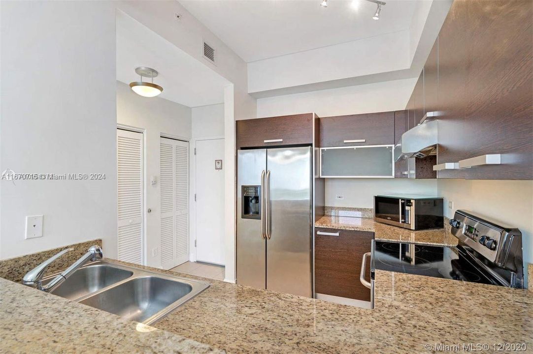 Active With Contract: $2,700 (1 beds, 1 baths, 694 Square Feet)