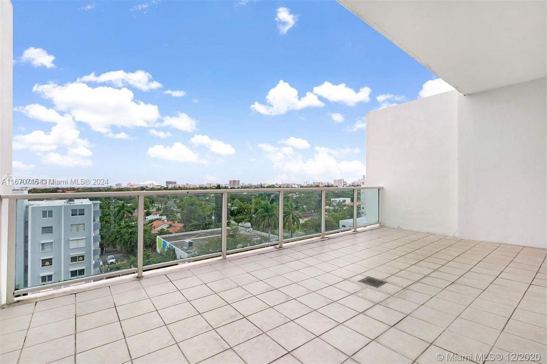 Active With Contract: $2,700 (1 beds, 1 baths, 694 Square Feet)