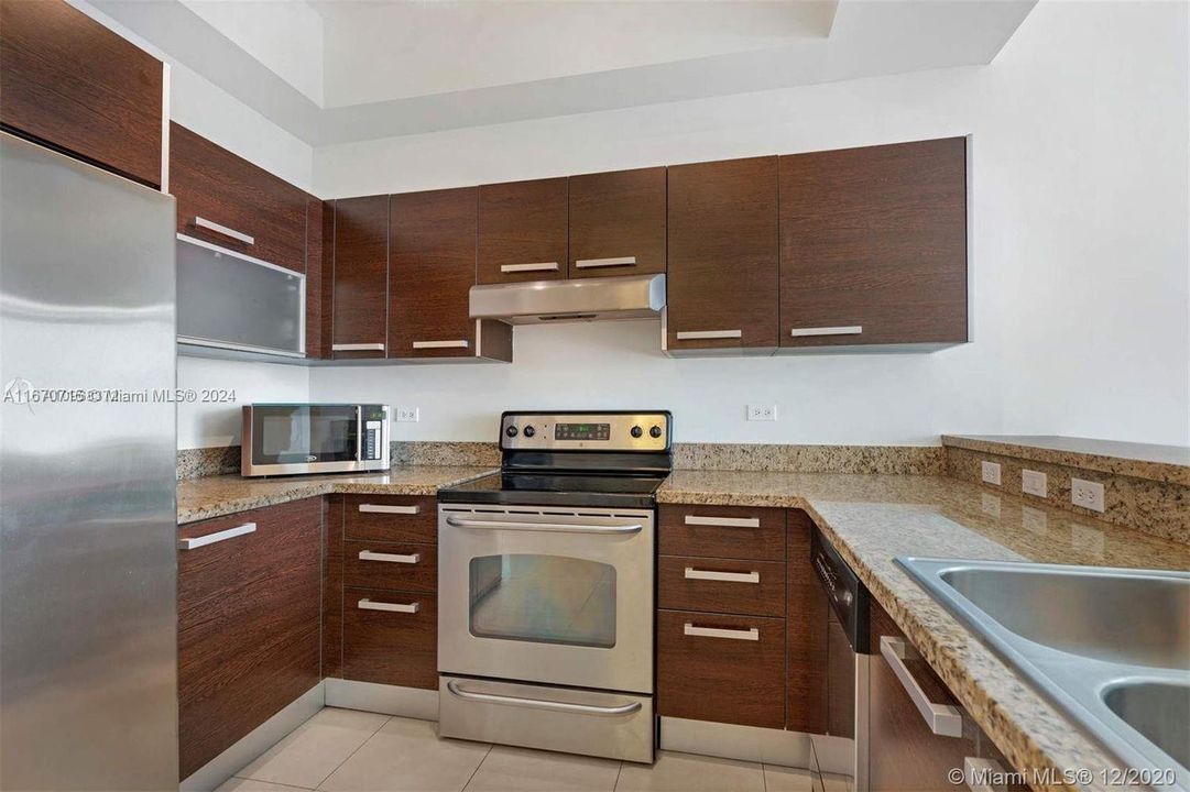 Active With Contract: $2,700 (1 beds, 1 baths, 694 Square Feet)