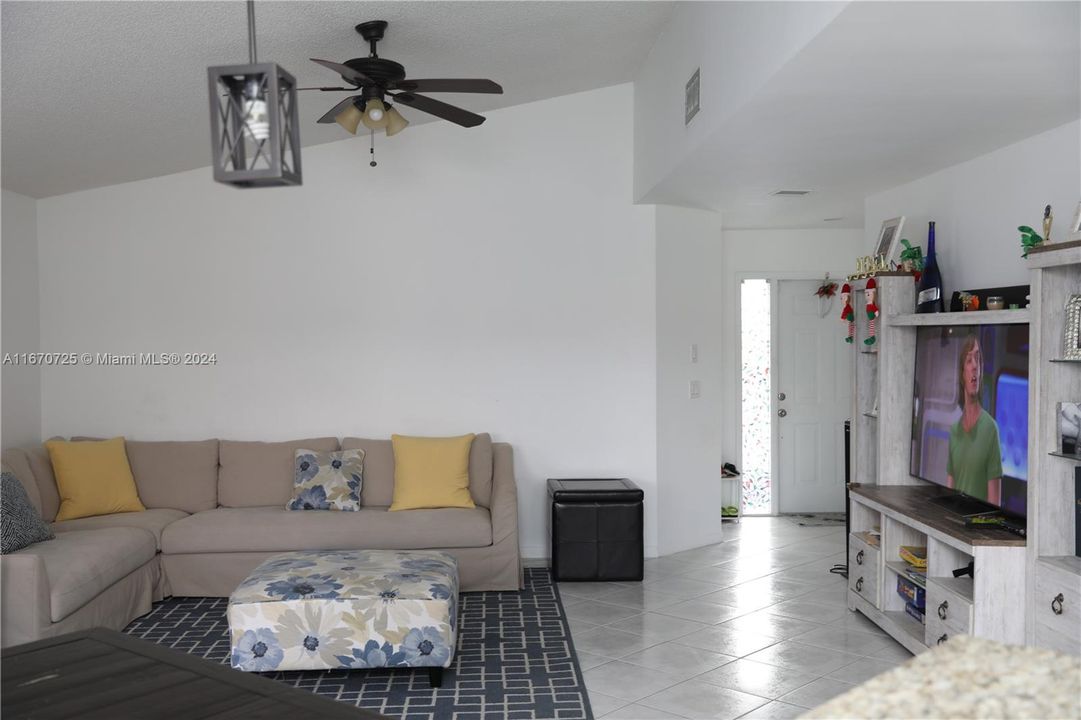 For Rent: $3,125 (2 beds, 2 baths, 1130 Square Feet)