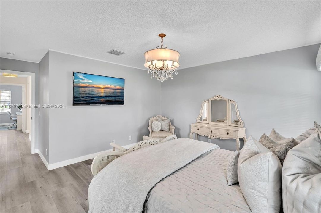 For Sale: $579,900 (2 beds, 2 baths, 1261 Square Feet)