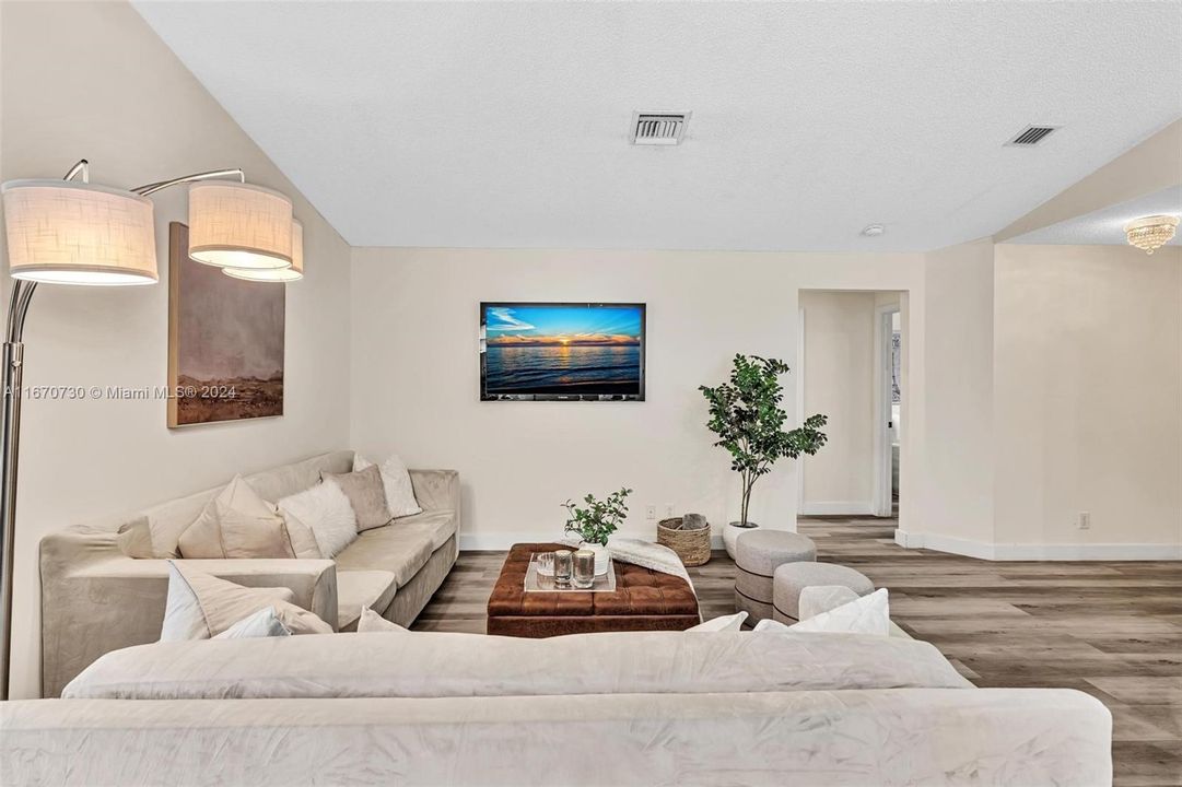 For Sale: $579,900 (2 beds, 2 baths, 1261 Square Feet)