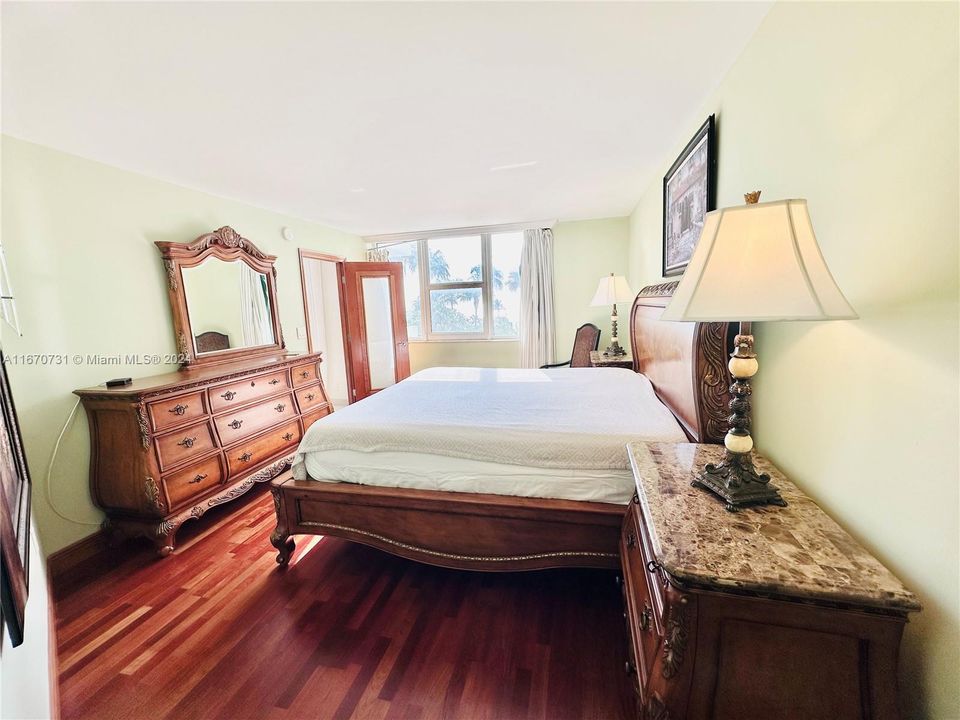 For Sale: $425,000 (1 beds, 1 baths, 896 Square Feet)