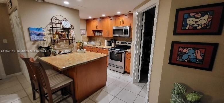 For Rent: $2,600 (1 beds, 1 baths, 780 Square Feet)