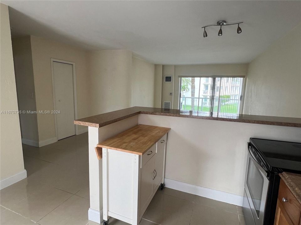 For Rent: $1,650 (1 beds, 1 baths, 656 Square Feet)