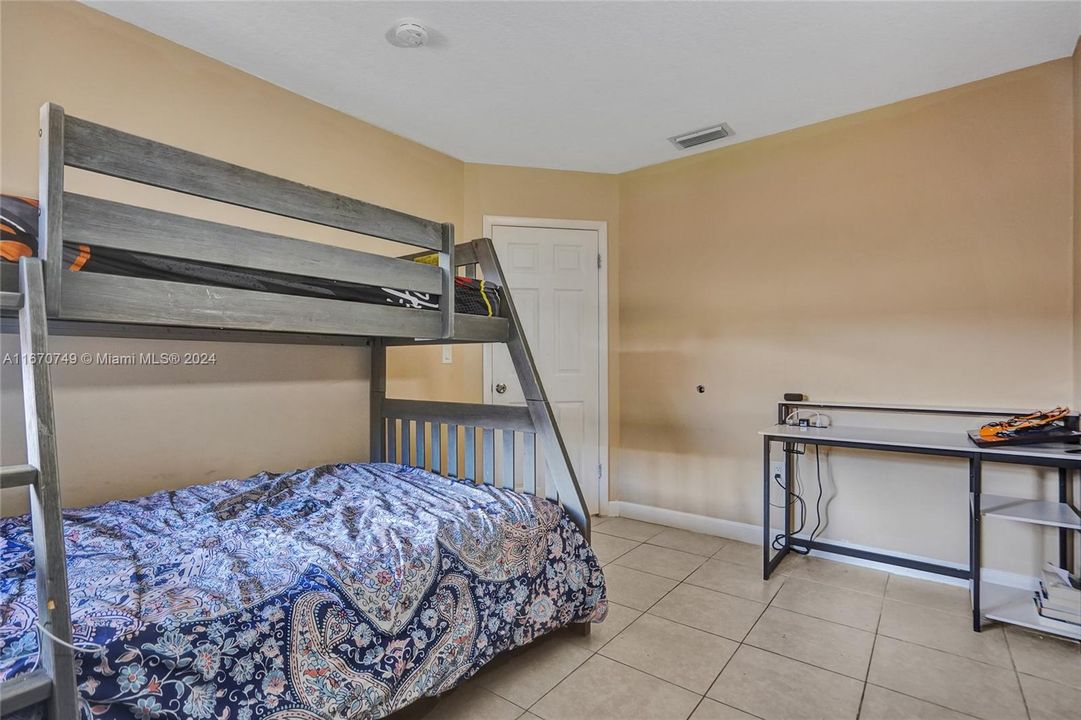 For Sale: $325,000 (2 beds, 2 baths, 954 Square Feet)