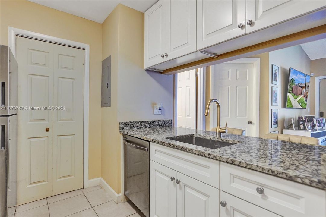 For Sale: $325,000 (2 beds, 2 baths, 954 Square Feet)