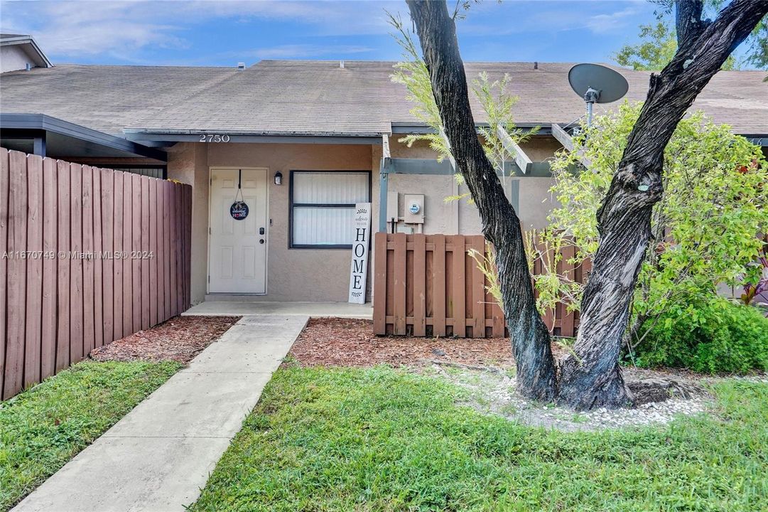 For Sale: $325,000 (2 beds, 2 baths, 954 Square Feet)