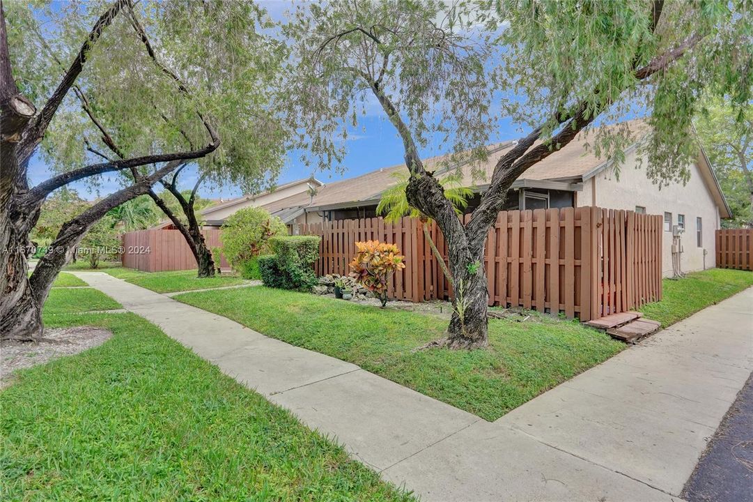 For Sale: $325,000 (2 beds, 2 baths, 954 Square Feet)