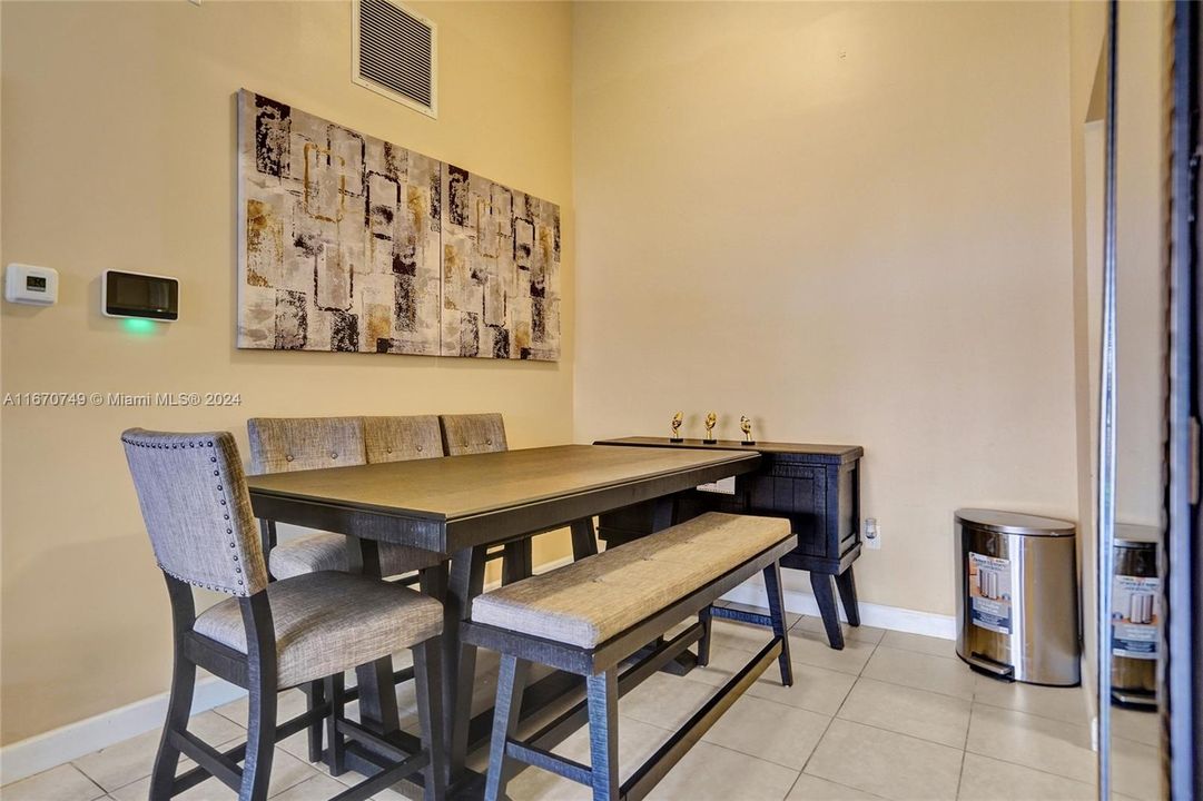 For Sale: $325,000 (2 beds, 2 baths, 954 Square Feet)