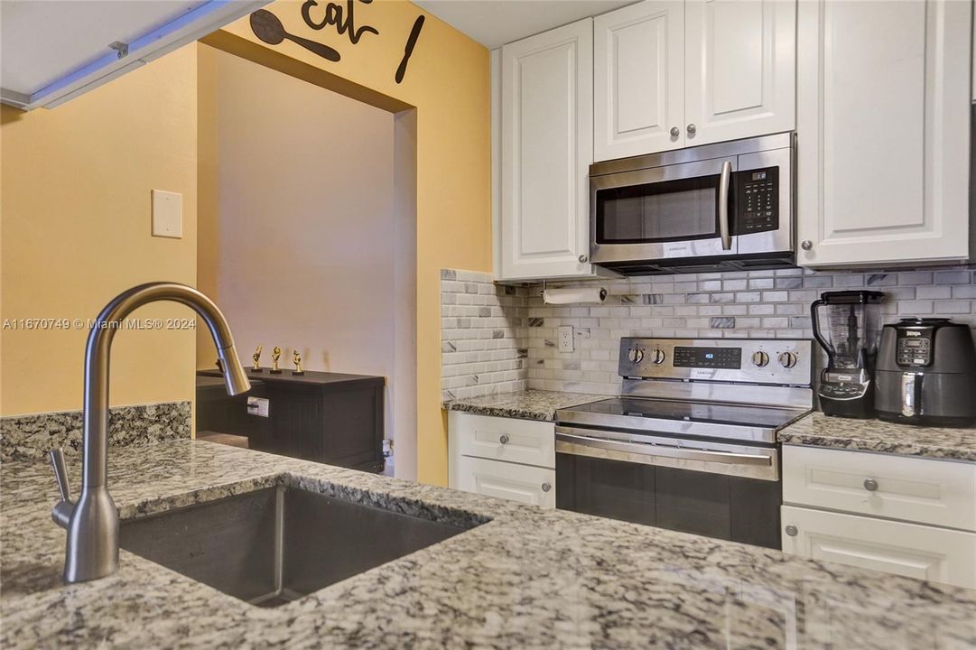 For Sale: $325,000 (2 beds, 2 baths, 954 Square Feet)