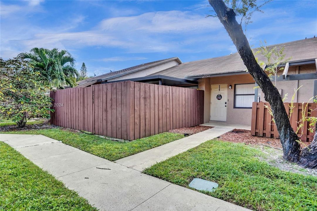 For Sale: $325,000 (2 beds, 2 baths, 954 Square Feet)