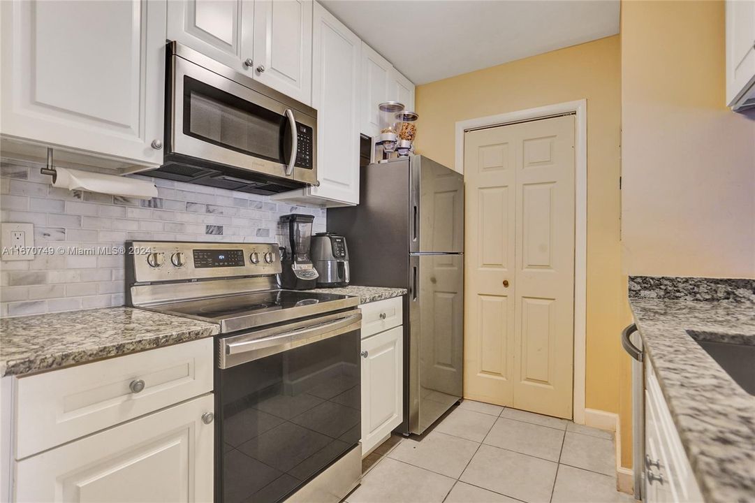 For Sale: $325,000 (2 beds, 2 baths, 954 Square Feet)