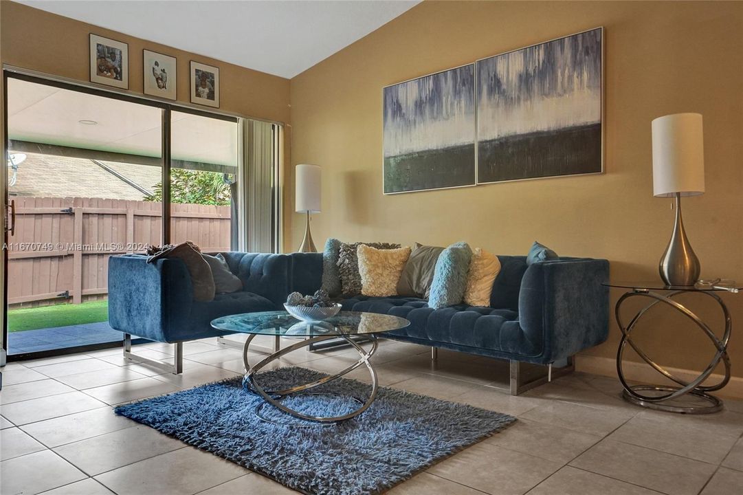 For Sale: $325,000 (2 beds, 2 baths, 954 Square Feet)