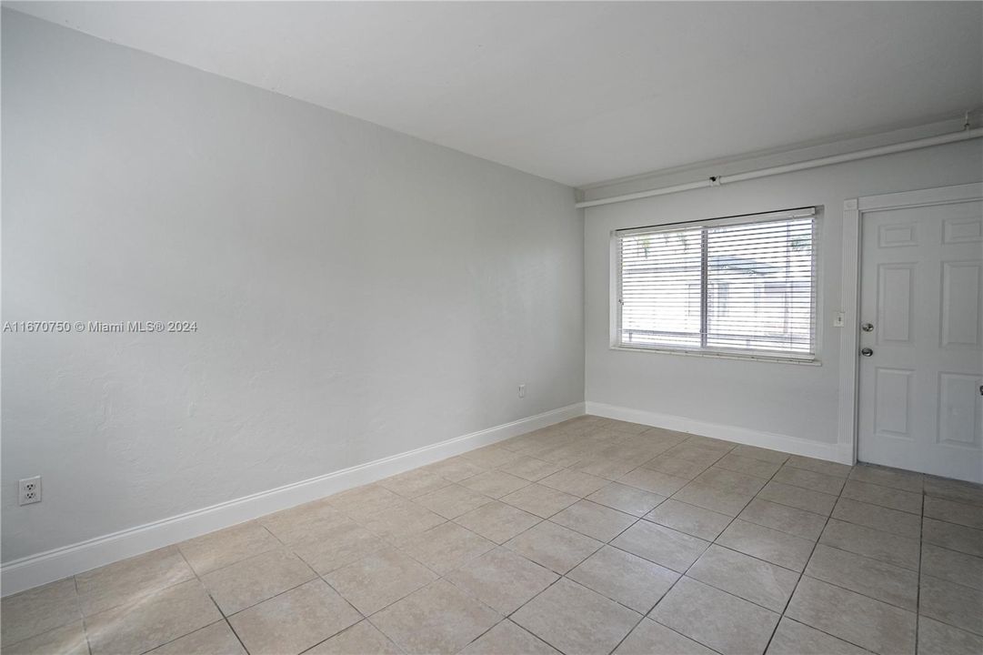 For Rent: $1,900 (1 beds, 2 baths, 800 Square Feet)