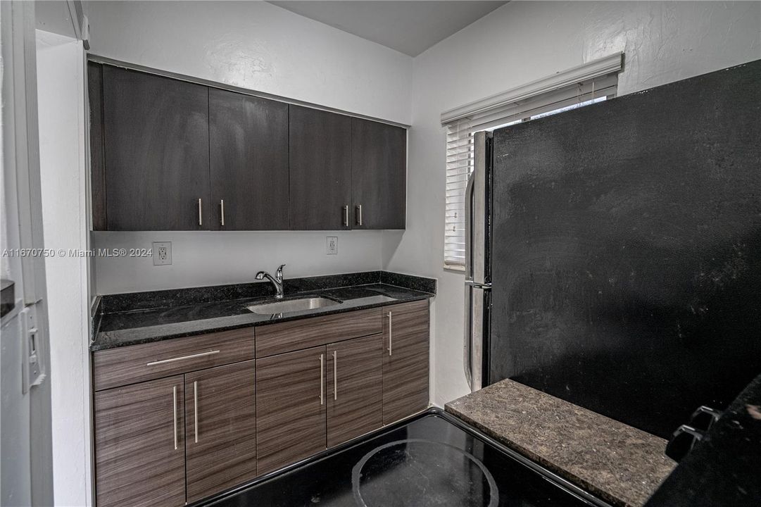 For Rent: $1,900 (1 beds, 2 baths, 800 Square Feet)