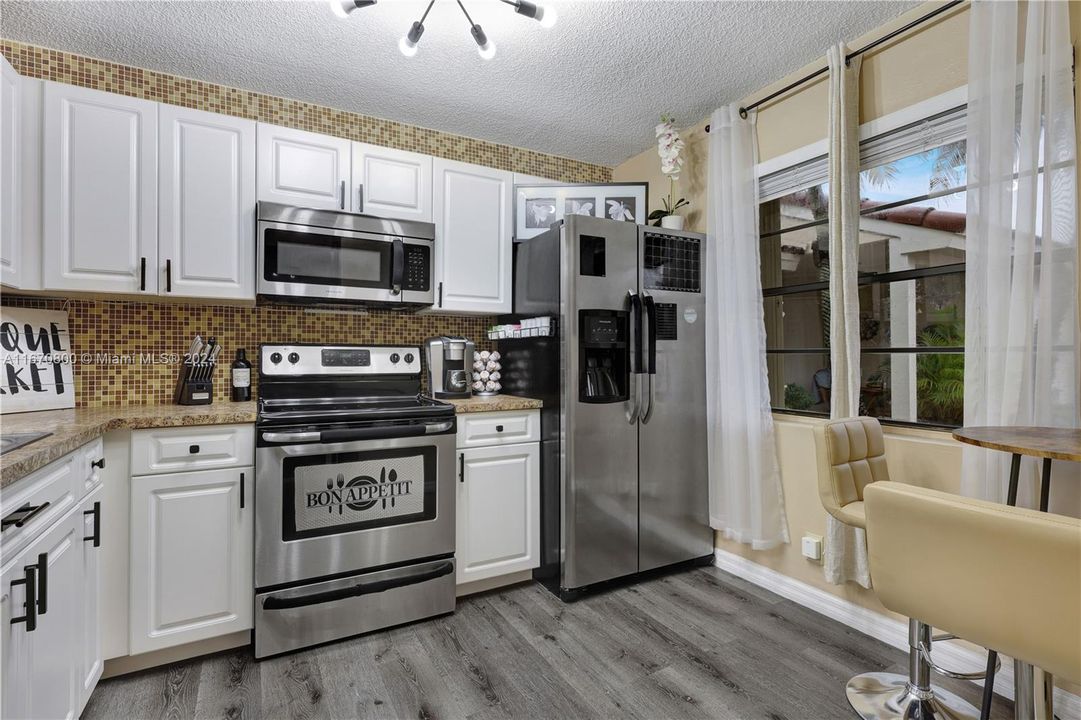 For Sale: $399,800 (2 beds, 2 baths, 932 Square Feet)