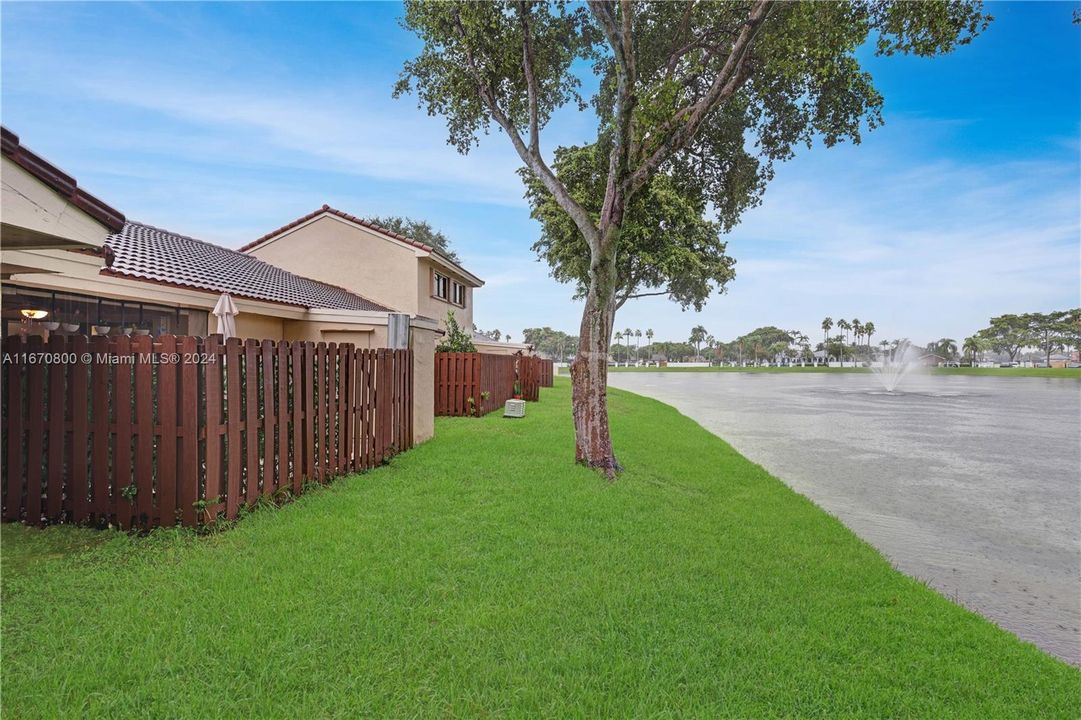 For Sale: $399,800 (2 beds, 2 baths, 932 Square Feet)