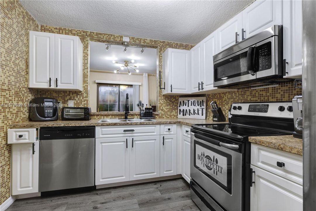 For Sale: $399,800 (2 beds, 2 baths, 932 Square Feet)