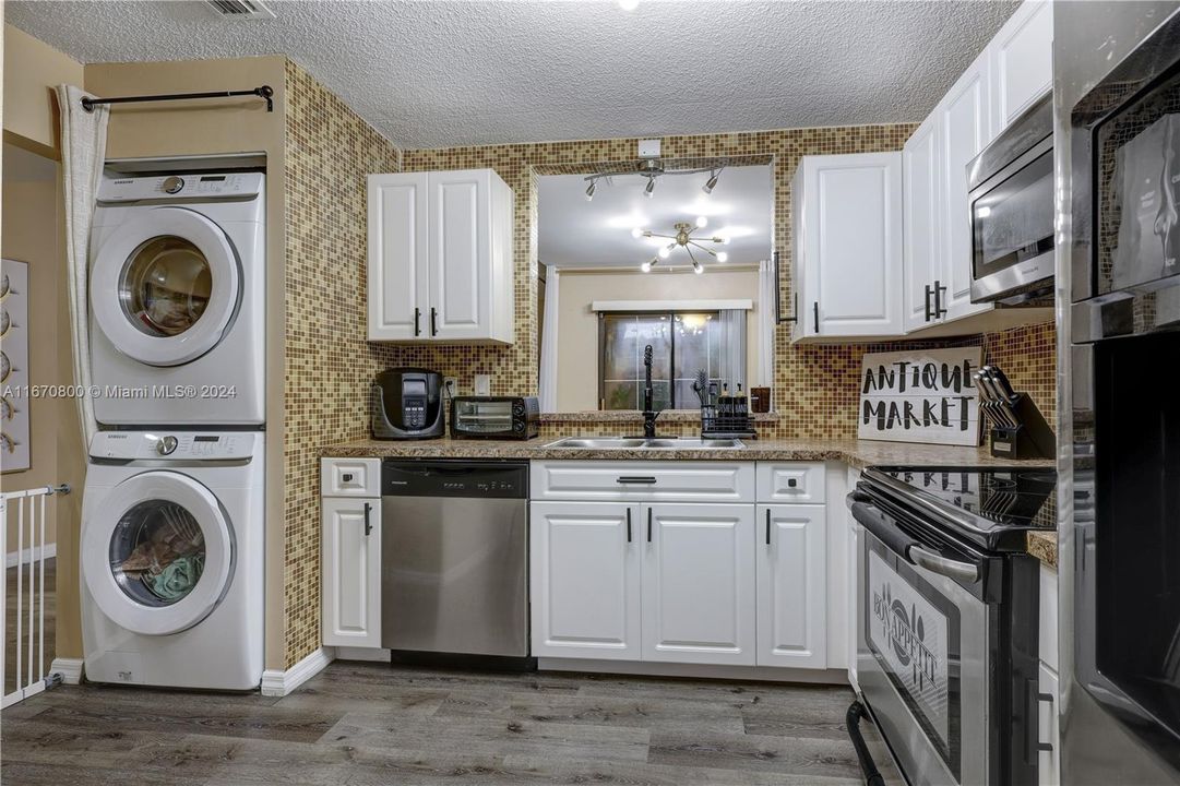 For Sale: $399,800 (2 beds, 2 baths, 932 Square Feet)