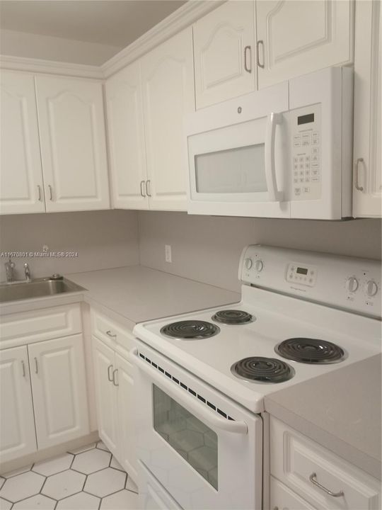 For Sale: $248,000 (1 beds, 1 baths, 741 Square Feet)