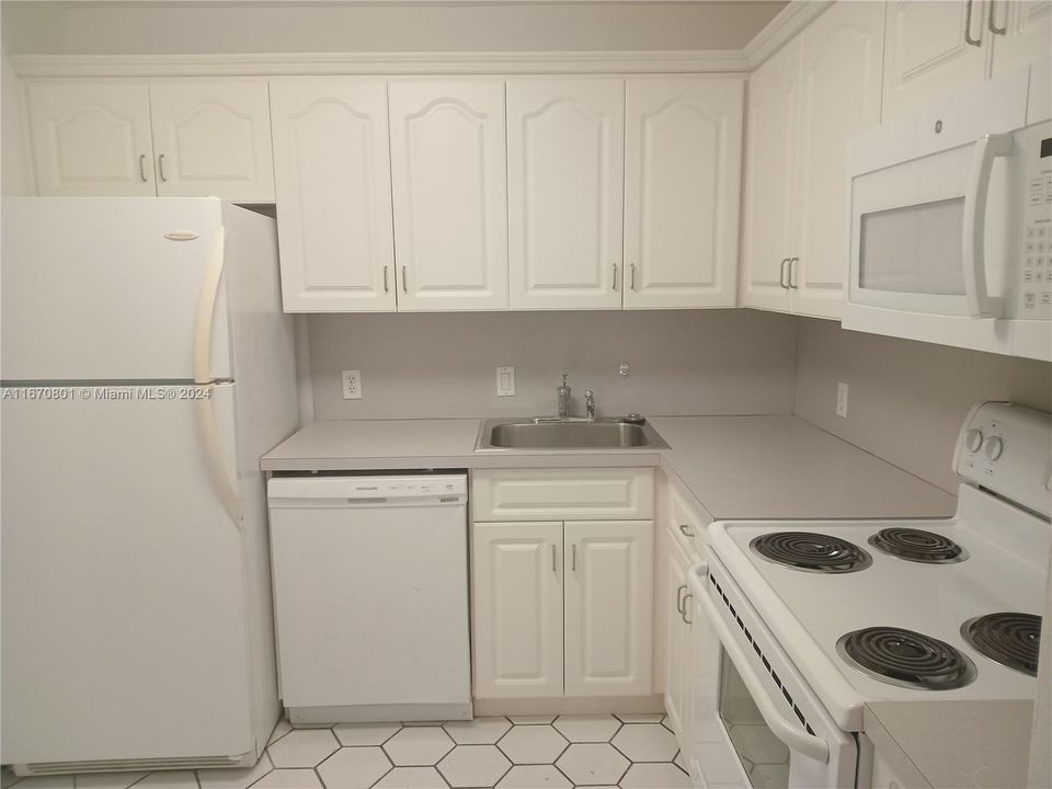 For Sale: $248,000 (1 beds, 1 baths, 741 Square Feet)