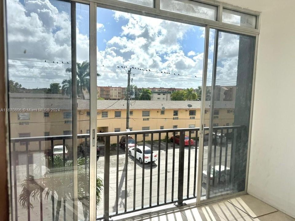 Active With Contract: $1,750 (1 beds, 1 baths, 598 Square Feet)