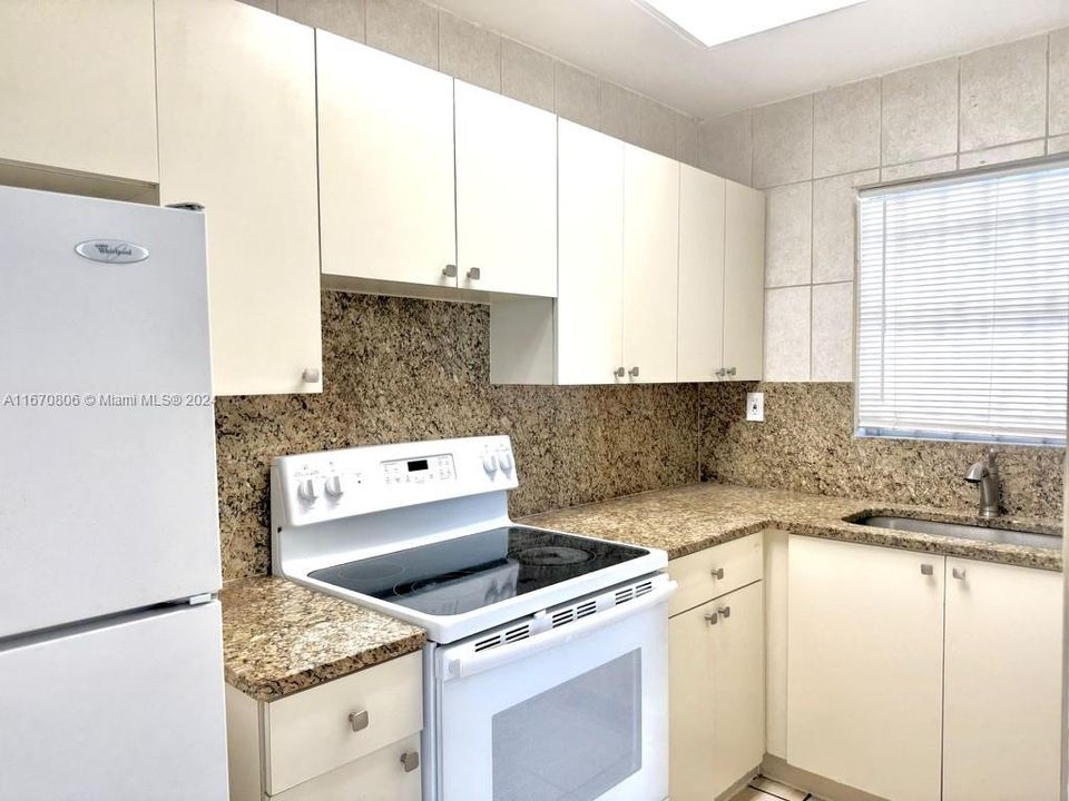 Active With Contract: $1,750 (1 beds, 1 baths, 598 Square Feet)