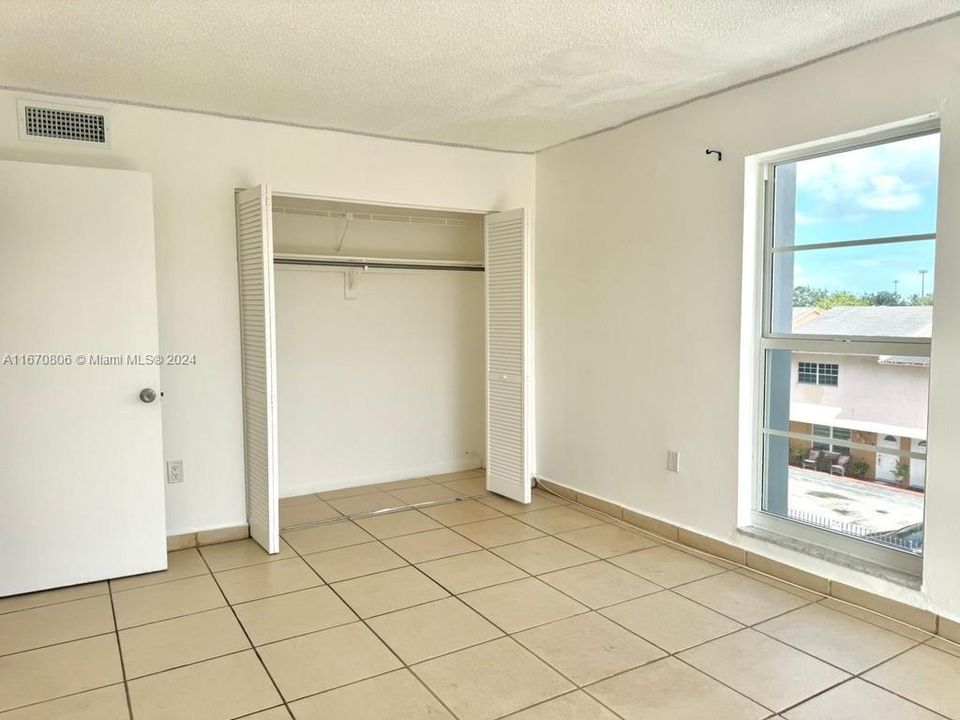 Active With Contract: $1,750 (1 beds, 1 baths, 598 Square Feet)