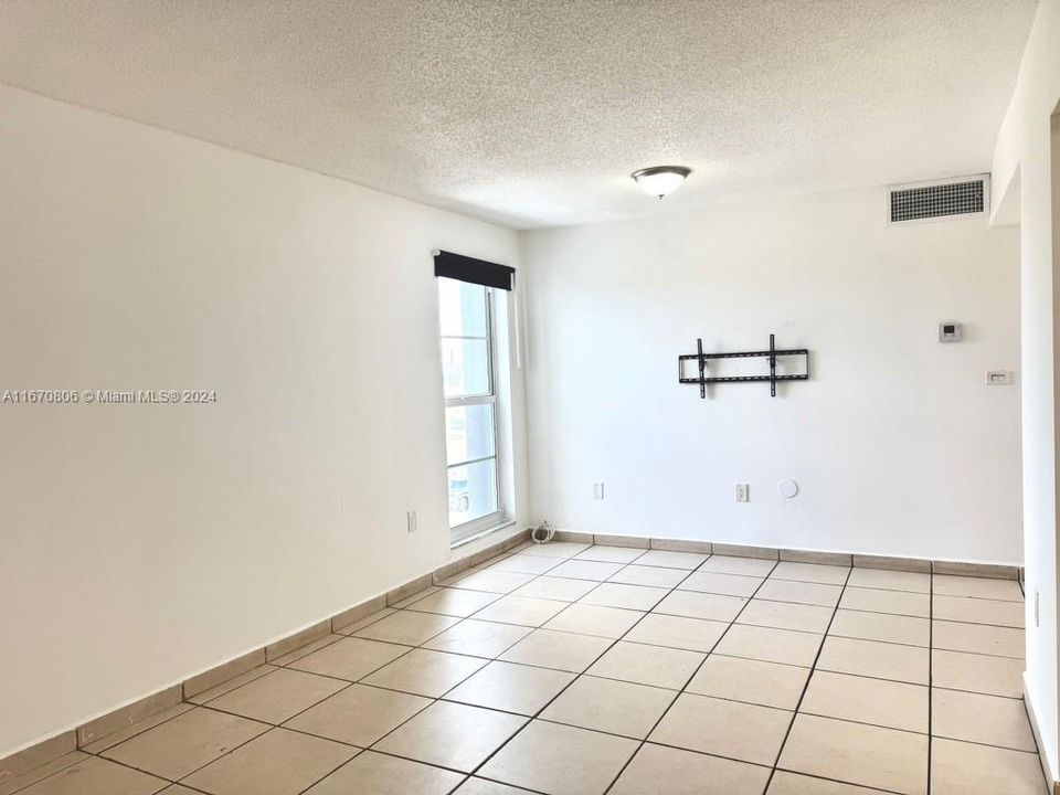 Active With Contract: $1,750 (1 beds, 1 baths, 598 Square Feet)