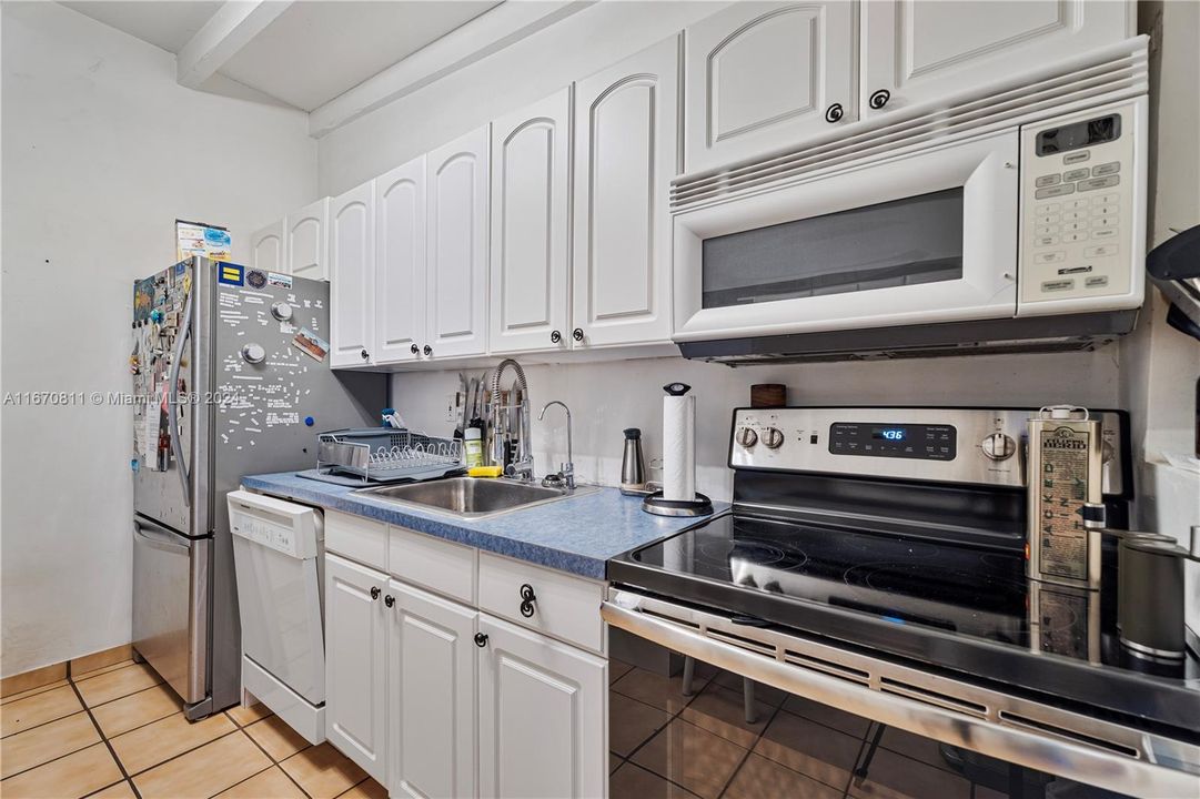 For Sale: $547,000 (2 beds, 1 baths, 1110 Square Feet)