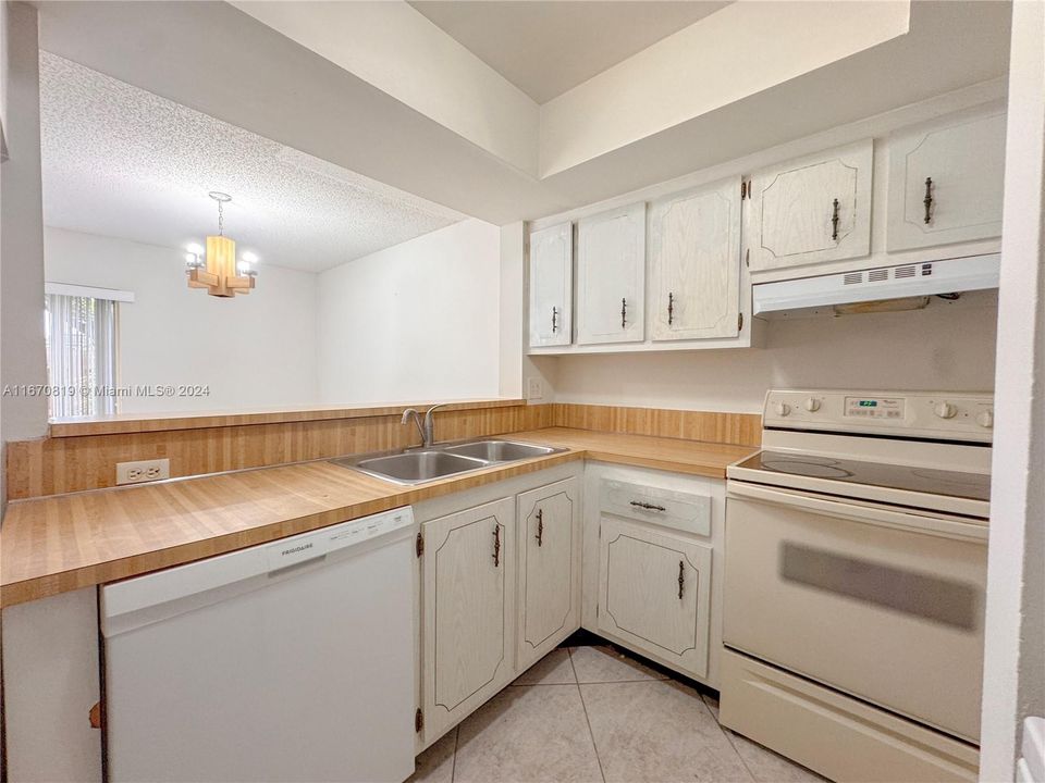 For Sale: $220,000 (2 beds, 1 baths, 1224 Square Feet)