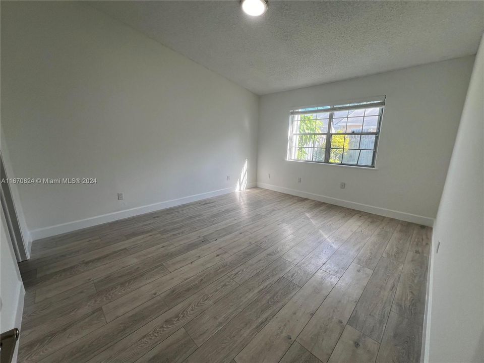 For Rent: $2,500 (2 beds, 1 baths, 855 Square Feet)