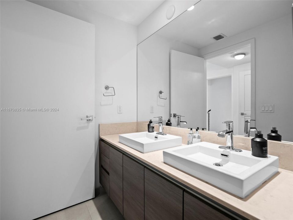 For Sale: $550,000 (1 beds, 1 baths, 727 Square Feet)