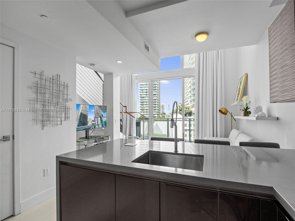 For Sale: $550,000 (1 beds, 1 baths, 727 Square Feet)