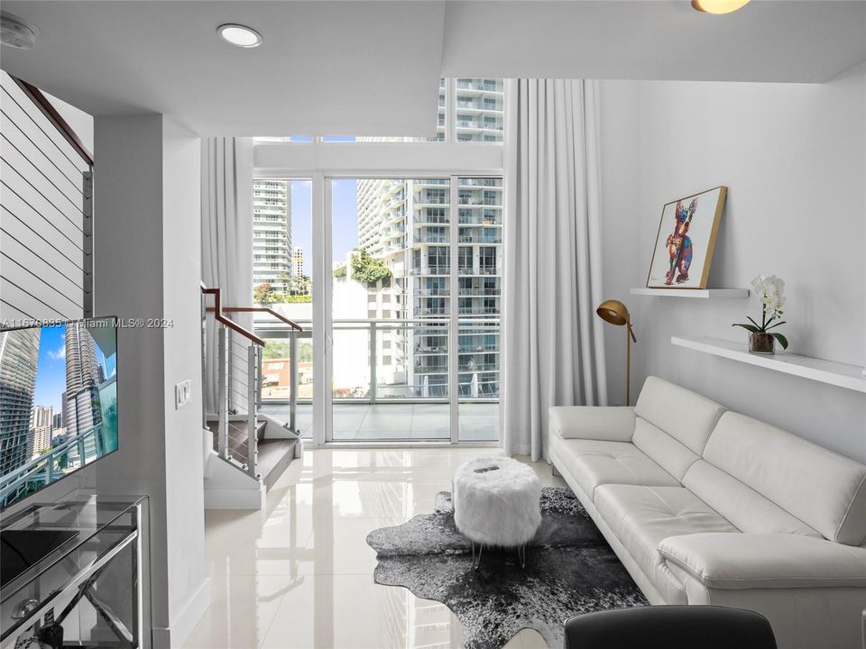 For Sale: $550,000 (1 beds, 1 baths, 727 Square Feet)