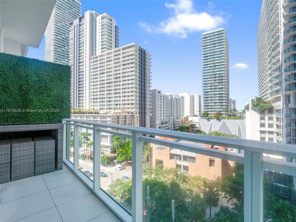 For Sale: $550,000 (1 beds, 1 baths, 727 Square Feet)